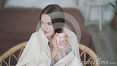 Πορτραίτο χαμογελαστής γυναίκας τυλιγμένη σε πλακάτ με ζεστό τσάι, κοιτάζει την κάμερα απόθεμα βίντεο Πορτραίτο χαμογελαστής γυναίκας τυλιγμένη σε πλακάτ με ζεστό τσάι, κοιτάζει την κάμερα απόθεμα βίντεο