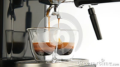 Προετοιμασία espresso καφέ στο άσπρο υπόβαθρο Προετοιμασία espresso καφέ στο άσπρο υπόβαθρο