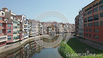 Πτήση κηφήνων πέρα από τον ποταμό Onyar και Girona τα σπίτια απόθεμα βίντεο Πτήση κηφήνων πέρα από τον ποταμό Onyar και Girona τα σπίτια απόθεμα βίντεο