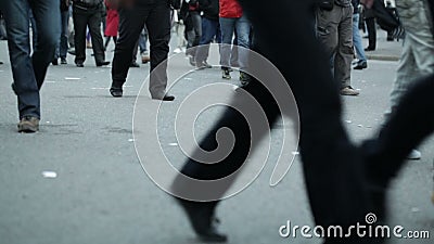 Πόδια ανθρώπων που περπατούν στην πόλη Πόδια ανθρώπων που περπατούν στην πόλη
