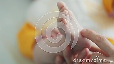 Πόδια μωρού στα χέρια της μητέρας Μικρά πόδια νεογέννητου μωρού σε γυναικεία χέρια σε σχήμα καρδιάς κλειστά Η μαμά και το παιδί τ Πόδια μωρού στα χέρια της μητέρας Μικρά πόδια νεογέννητου μωρού σε γυναικεία χέρια σε σχήμα καρδιάς κλειστά Η μαμά και το παιδί τ