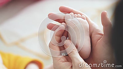 Πόδια μωρού στα χέρια της μητέρας Μικρά πόδια νεογέννητου μωρού σε γυναικεία χέρια σε σχήμα καρδιάς κλειστά Η μαμά και το παιδί τ Πόδια μωρού στα χέρια της μητέρας Μικρά πόδια νεογέννητου μωρού σε γυναικεία χέρια σε σχήμα καρδιάς κλειστά Η μαμά και το παιδί τ