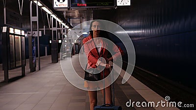 Σε ένα επαγγελματικό ταξίδι - μια γυναίκα με μια βαλίτσα που περιμένει ανυπόμονα το τραίνο της απόθεμα βίντεο Σε ένα επαγγελματικό ταξίδι - μια γυναίκα με μια βαλίτσα που περιμένει ανυπόμονα το τραίνο της απόθεμα βίντεο