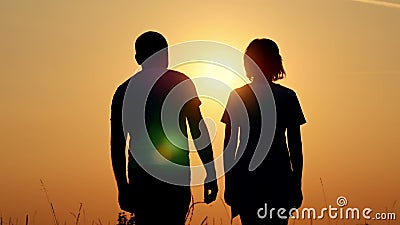 Σε αργή κίνηση σκιαγραφία ενός ευτυχούς ζεύγους Ένας τύπος αγκαλιάζει ένα κορίτσι ενάντια στο ηλιοβασίλεμα αγαπώντας γυναίκα ανδρ απόθεμα βίντεο Σε αργή κίνηση σκιαγραφία ενός ευτυχούς ζεύγους Ένας τύπος αγκαλιάζει ένα κορίτσι ενάντια στο ηλιοβασίλεμα αγαπώντας γυναίκα ανδρ απόθεμα βίντεο