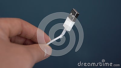Σπασμένο καλώδιο USB, κοντά Ένας άντρας κρατά ένα σχισμένο σύρμα στα χέρια του Ενδυμασία Σπασμένο καλώδιο USB, κοντά Ένας άντρας κρατά ένα σχισμένο σύρμα στα χέρια του Ενδυμασία