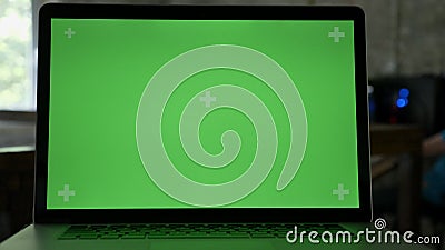 Στενός πυροβολισμός της επίδειξης lap-top ` s με το chromakey στο σύγχρονο γραφείο απόθεμα βίντεο Στενός πυροβολισμός της επίδειξης lap-top ` s με το chromakey στο σύγχρονο γραφείο απόθεμα βίντεο