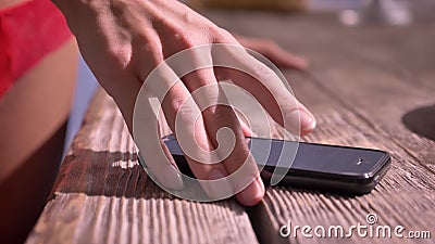 Στενός πυροβολισμός του χεριού γυναικών ` s που παίρνει το τηλέφωνο κυττάρων, smartphone που βρίσκεται στον πίνακα, προκλητικά ισ απόθεμα βίντεο Στενός πυροβολισμός του χεριού γυναικών ` s που παίρνει το τηλέφωνο κυττάρων, smartphone που βρίσκεται στον πίνακα, προκλητικά ισ απόθεμα βίντεο
