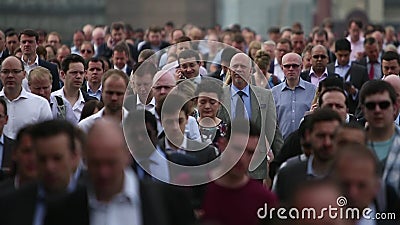Τεράστιο πλήθος της πλημμύρας κατόχων διαρκούς εισιτήριου ώρας κυκλοφοριακής αιχμής κάτω από μια πολυάσχολη οδό πόλεων σε σε αργή Τεράστιο πλήθος της πλημμύρας κατόχων διαρκούς εισιτήριου ώρας κυκλοφοριακής αιχμής κάτω από μια πολυάσχολη οδό πόλεων σε σε αργή