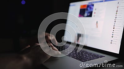 Το άτομο απασχολείται στο γραφείο φορητών προσωπικών υπολογιστών χρήσης δακτυλογράφησης στο σπίτι στη σκοτεινή νύχτα Κοινωνικά μέ Το άτομο απασχολείται στο γραφείο φορητών προσωπικών υπολογιστών χρήσης δακτυλογράφησης στο σπίτι στη σκοτεινή νύχτα Κοινωνικά μέ