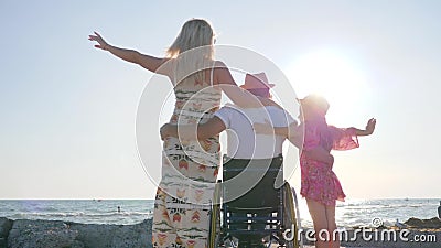 Το Σαββατοκύριακο με την οικογένεια, άκυρη με τη έγκυο γυναίκα και το παιδί αυξάνουν τα χέρια, το σύζυγο στη σύζυγο αγκαλιάσματος Το Σαββατοκύριακο με την οικογένεια, άκυρη με τη έγκυο γυναίκα και το παιδί αυξάνουν τα χέρια, το σύζυγο στη σύζυγο αγκαλιάσματος