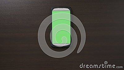 Το χιλιετές χέρι ατόμων που χρησιμοποιεί app επιλογών smartphone και τις χειρονομίες ολίσθησης στο χρώμα κλειδώνει την οθόνη επαφ φιλμ μικρού μήκους Το χιλιετές χέρι ατόμων που χρησιμοποιεί app επιλογών smartphone και τις χειρονομίες ολίσθησης στο χρώμα κλειδώνει την οθόνη επαφ φιλμ μικρού μήκους