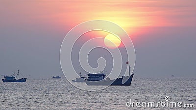 Τοπίο της θάλασσας την αυγή, όταν αλιευτικά σκάφη βγαίνουν στη θάλασσα για να συλλέξουν ψάρια Τοπίο της θάλασσας την αυγή, όταν αλιευτικά σκάφη βγαίνουν στη θάλασσα για να συλλέξουν ψάρια