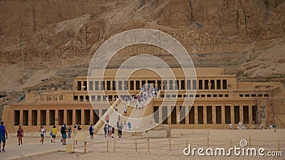 Τουρίστες στη βασίλισσα Hatshepsut Temple στην Αίγυπτο Τουρίστες στη βασίλισσα Hatshepsut Temple στην Αίγυπτο