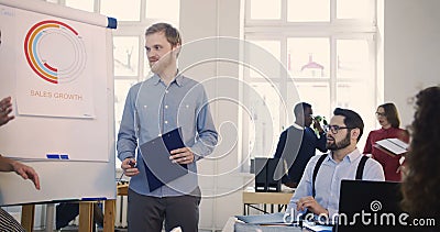 Υγιής multiethnic εργασιακός χώρος Οι δημιουργικοί επιχειρηματίες συζητούν την εργασία, συνεργάζονται στο σεμινάριο πωλήσεων στο φιλμ μικρού μήκους Υγιής multiethnic εργασιακός χώρος Οι δημιουργικοί επιχειρηματίες συζητούν την εργασία, συνεργάζονται στο σεμινάριο πωλήσεων στο φιλμ μικρού μήκους