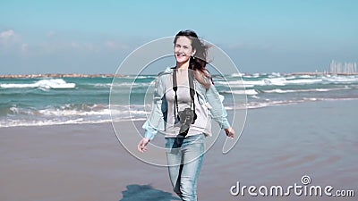Όμορφοι ευρωπαϊκοί περίπατοι γυναικών στην ηλιόλουστη ακτή Το όμορφο κορίτσι εξετάζει το χαμόγελο καμερών Αέρας που φυσά στην τρί φιλμ μικρού μήκους Όμορφοι ευρωπαϊκοί περίπατοι γυναικών στην ηλιόλουστη ακτή Το όμορφο κορίτσι εξετάζει το χαμόγελο καμερών Αέρας που φυσά στην τρί φιλμ μικρού μήκους