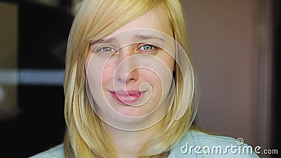 Блондинка с различными глазами смотрит камеру и извлекает ее руки, heterochromia сток-видео Блондинка с различными глазами смотрит камеру и извлекает ее руки, heterochromia сток-видео