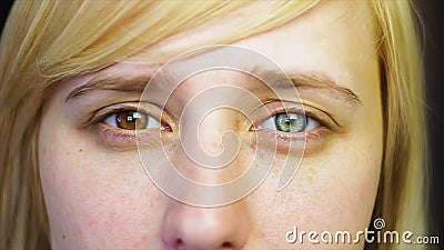 Блондинка с различными глазами смотрит камеру и извлекает ее руку, heterochromia, в замедленном движении видеоматериал Блондинка с различными глазами смотрит камеру и извлекает ее руку, heterochromia, в замедленном движении видеоматериал