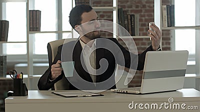 Бизнесмен используя smartphone для того чтобы сфотографировать акции видеоматериалы Бизнесмен используя smartphone для того чтобы сфотографировать акции видеоматериалы