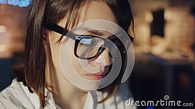 Близкий портрет красивой молодой женщины, работающей в темном офисе вечером акции видеоматериалы Близкий портрет красивой молодой женщины, работающей в темном офисе вечером акции видеоматериалы