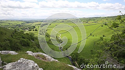 Взгляд бухты Malham от верхней части смотря к национальному парку Великобритании участков земли Malhamdale Йоркшира Взгляд бухты Malham от верхней части смотря к национальному парку Великобритании участков земли Malhamdale Йоркшира