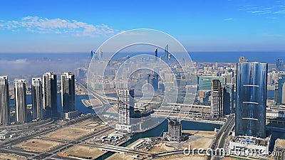 Вид с воздуха горизонта города Абу-Даби, известных башен и небоскребов окруженного облаками тумана в утре сток-видео Вид с воздуха горизонта города Абу-Даби, известных башен и небоскребов окруженного облаками тумана в утре сток-видео