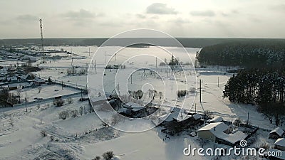 Вид с воздуха: зимняя пейзаж с заснеженным, лесом, полем Свет, лес, деревья, покрытые морозами, воздух сток-видео Вид с воздуха: зимняя пейзаж с заснеженным, лесом, полем Свет, лес, деревья, покрытые морозами, воздух сток-видео