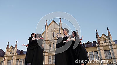 Выпускные Квартиры Влетают В Воздух Счастливой Группы Друзей Студентов акции видеоматериалы Выпускные Квартиры Влетают В Воздух Счастливой Группы Друзей Студентов акции видеоматериалы