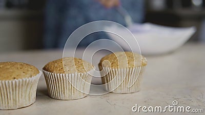 Домохозяйка на выпечке предпосылки в булочках кухни очень вкусных Закройте вверх с скольжением видеоматериал Домохозяйка на выпечке предпосылки в булочках кухни очень вкусных Закройте вверх с скольжением видеоматериал