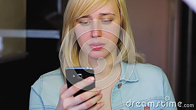Женщина при различные глаза работая с smartphone, Heterochromia акции видеоматериалы Женщина при различные глаза работая с smartphone, Heterochromia акции видеоматериалы