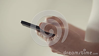 Закройте вверх по съемке рук ` s человека, которая посылает сообщение на мобильном телефоне сток-видео Закройте вверх по съемке рук ` s человека, которая посылает сообщение на мобильном телефоне сток-видео