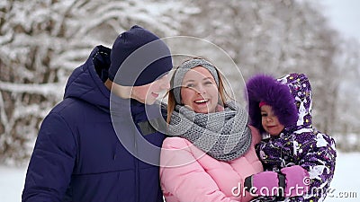 заход солнца семьи счастливый Отец, мать и 2 дочери детей имеют потеху и играют на снежной прогулке зимы внутри сток-видео заход солнца семьи счастливый Отец, мать и 2 дочери детей имеют потеху и играют на снежной прогулке зимы внутри сток-видео