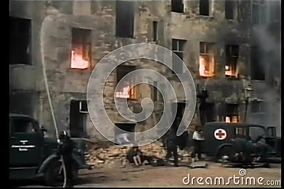 Исторический reenactment людей туша огонь во время Второй Мировой Войны видеоматериал Исторический reenactment людей туша огонь во время Второй Мировой Войны видеоматериал