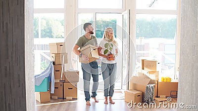 Картонные коробки нося счастливых пар в новый дом на Moving день видеоматериал Картонные коробки нося счастливых пар в новый дом на Moving день видеоматериал
