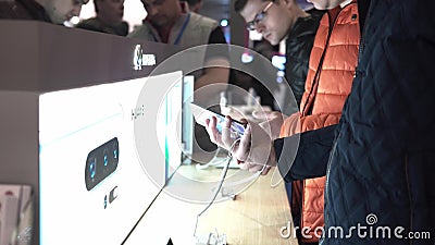 Киев, Украина - 14 апреля 2019 года: CEE 2019 Современные модели настольных компьютеров для игроков Последние технологии в игрово акции видеоматериалы Киев, Украина - 14 апреля 2019 года: CEE 2019 Современные модели настольных компьютеров для игроков Последние технологии в игрово акции видеоматериалы