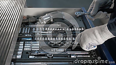 Коробка медного штейна механика открытая с различными инструментами для ремонта автомобиля на современной станции обслуживания Коробка медного штейна механика открытая с различными инструментами для ремонта автомобиля на современной станции обслуживания