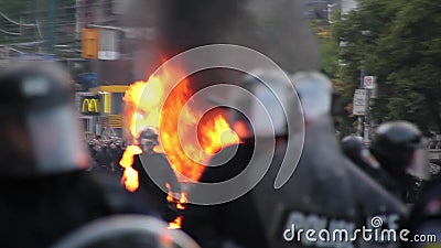 Линия полиции с репрессивными силами держит назад толпу с огнем автомобиля - HD 1080p Линия полиции с репрессивными силами держит назад толпу с огнем автомобиля - HD 1080p