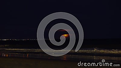 Луна поднимая вверх от моря Луна поднимая вверх от моря