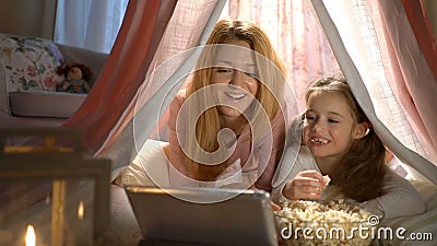 Маленькая девочка и ее мама наслаждаясь наблюдающ мультфильмы онлайн в шатре в питомнике сток-видео Маленькая девочка и ее мама наслаждаясь наблюдающ мультфильмы онлайн в шатре в питомнике сток-видео