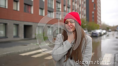 Молодая женская больная женщина, девушка с болью боли в горле и гадкий кашель, кашляя на улице снаружи, здравоохранение, грипп, л видеоматериал Молодая женская больная женщина, девушка с болью боли в горле и гадкий кашель, кашляя на улице снаружи, здравоохранение, грипп, л видеоматериал