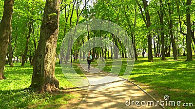 Молодая, привлекательная и спортивная блондинка, бегущая на улице в парке Здравоохранение, спорт, фитнес и образ жизни акции видеоматериалы Молодая, привлекательная и спортивная блондинка, бегущая на улице в парке Здравоохранение, спорт, фитнес и образ жизни акции видеоматериалы