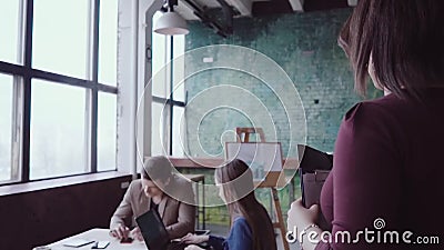 Молодой африканский руководитель группы идя через офис и работу управления работника Женщина смотрит примеры медленный mo ткани видеоматериал Молодой африканский руководитель группы идя через офис и работу управления работника Женщина смотрит примеры медленный mo ткани видеоматериал