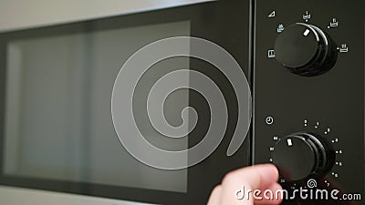 Нагревать контейнер с едой в микроволновой печи акции видеоматериалы Нагревать контейнер с едой в микроволновой печи акции видеоматериалы
