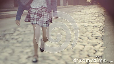 Ноги маленькой девочки в сандалиях и короткой юбке шотландки которая бег вдоль дороги видеоматериал - Видео насчитывающей ðµð²ñƒñˆðºð°, ñƒñ€ð±ð°ð½ñðºo: 152051366 