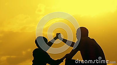 Отец и сын трясут руки в согласовании Счастливая семья имея потеху в ландшафте природы вечера красивом сток-видео Отец и сын трясут руки в согласовании Счастливая семья имея потеху в ландшафте природы вечера красивом сток-видео