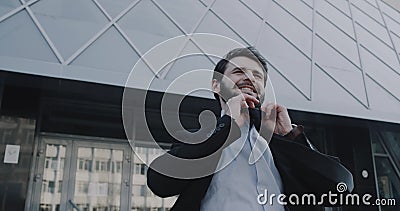 Очень слабонервный молодой бизнесмен после интервью приходит вне от офиса и принимать вниз с его связи акции видеоматериалы Очень слабонервный молодой бизнесмен после интервью приходит вне от офиса и принимать вниз с его связи акции видеоматериалы