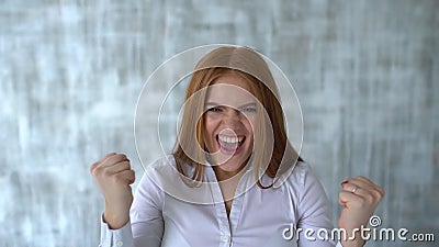 Победитель, концепция успеха Счастливая осчастливленная женщина празднуя успешный кричать Замедление сток-видео Победитель, концепция успеха Счастливая осчастливленная женщина празднуя успешный кричать Замедление сток-видео