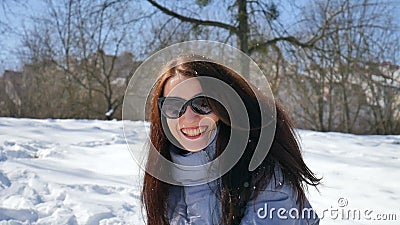 Портрет Outdoors женский молодой активной женщины в темных солнечных очках играя снежные комья на предпосылке голубого неба в пар акции видеоматериалы Портрет Outdoors женский молодой активной женщины в темных солнечных очках играя снежные комья на предпосылке голубого неба в пар акции видеоматериалы