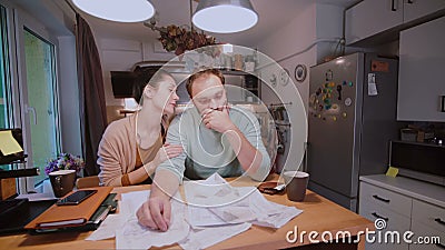 Потревоженные пары смотря их счеты в кухне дома Человек и женщина высчитывая отечественный учет акции видеоматериалы Потревоженные пары смотря их счеты в кухне дома Человек и женщина высчитывая отечественный учет акции видеоматериалы