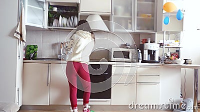 Радостная молодая красивая женщина танцует в пижамах кухни нося и наушники выпивают чашку кофе в утре сток-видео Радостная молодая красивая женщина танцует в пижамах кухни нося и наушники выпивают чашку кофе в утре сток-видео