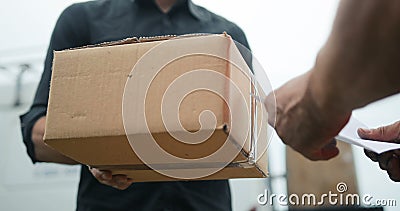 Работник доставляющий покупки на дом поставляя пакет к клиенту, концу вверх на и и коробке видеоматериал Работник доставляющий покупки на дом поставляя пакет к клиенту, концу вверх на и и коробке видеоматериал